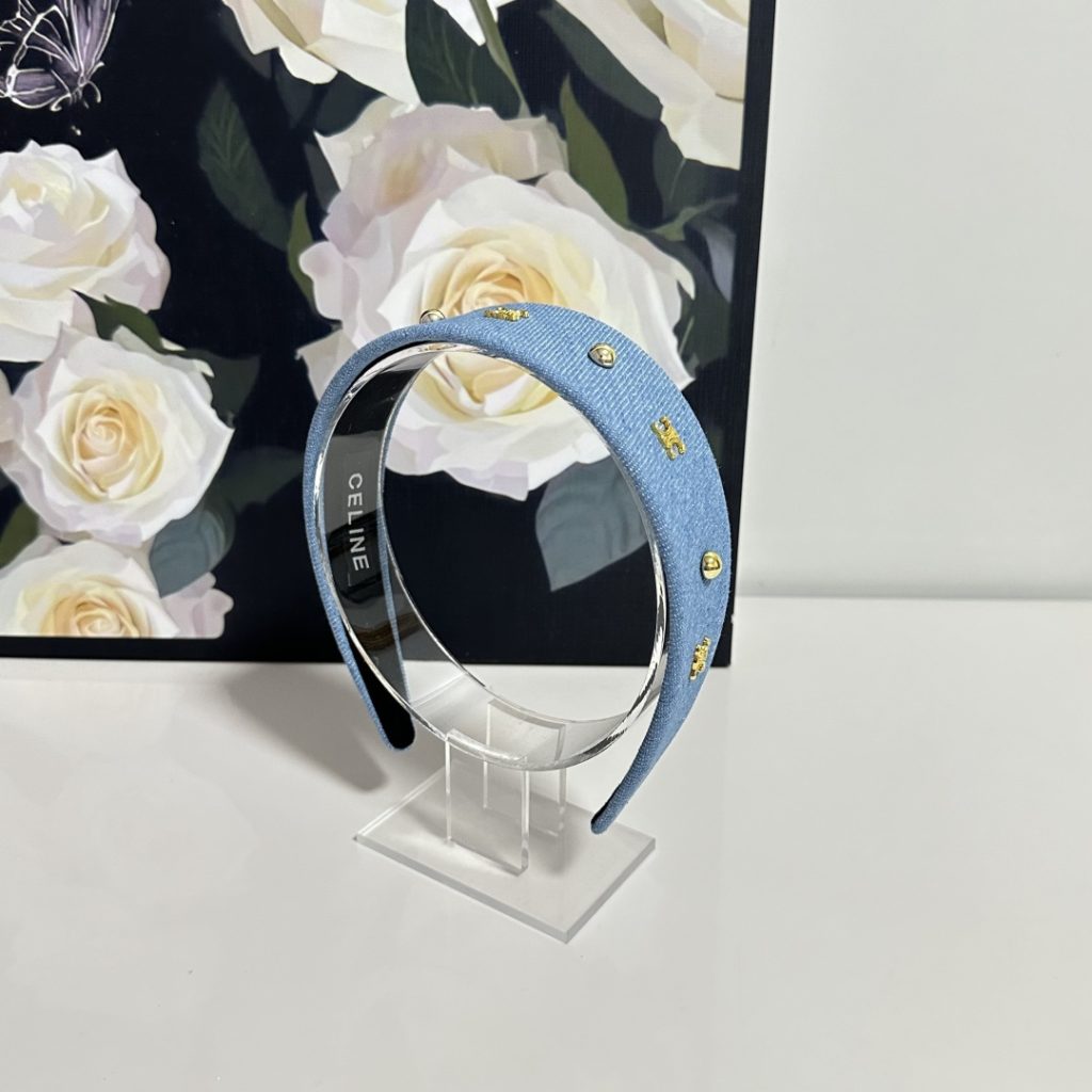 夜の外出で見るCHANELの財布の手元の見え方