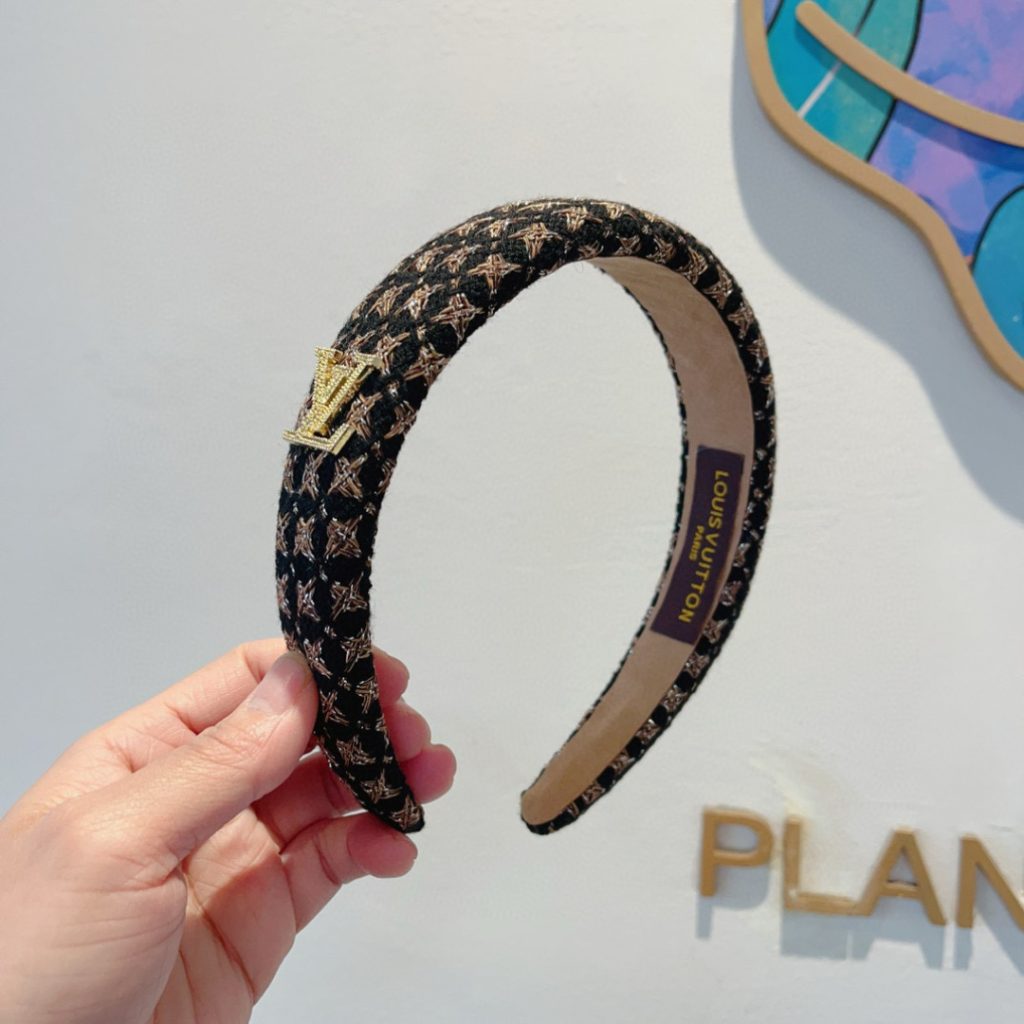 LOUIS VUITTON ルイ・ヴィトン ヘアバンド 本革 ブランド ブラック 全2色｜旅行に使いやすい財布・小物を写真で確認
