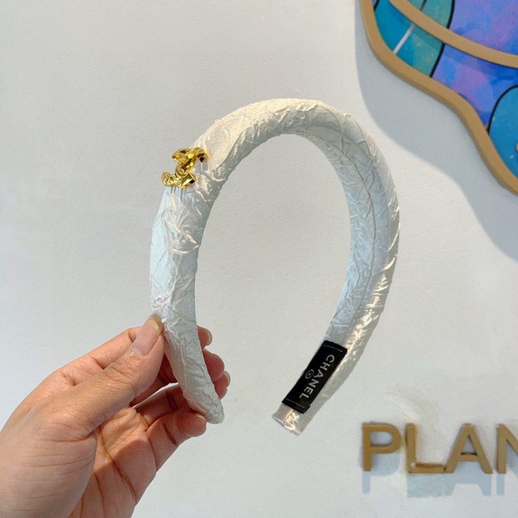 CHANEL シャネル ヘアバンド 本革 プレーン ブランド ブラック ホワイト 全2色｜ギフトに使いやすい財布・小物を写真で確認
