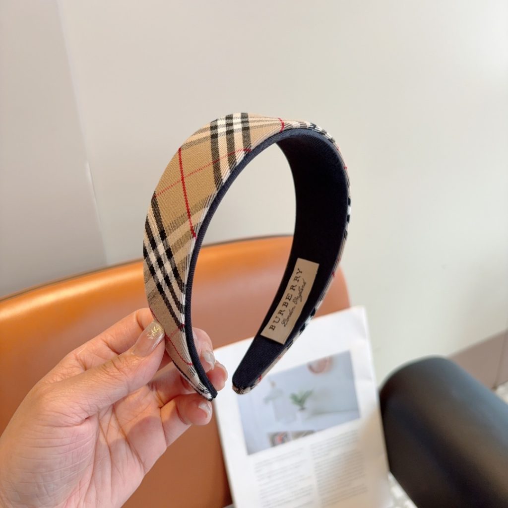 BURBERRY バーバリー ヘアバンド グラフィック柄 ブラック ベージュ ブランド小物｜仕事帰りに使いやすさを写真で整理
