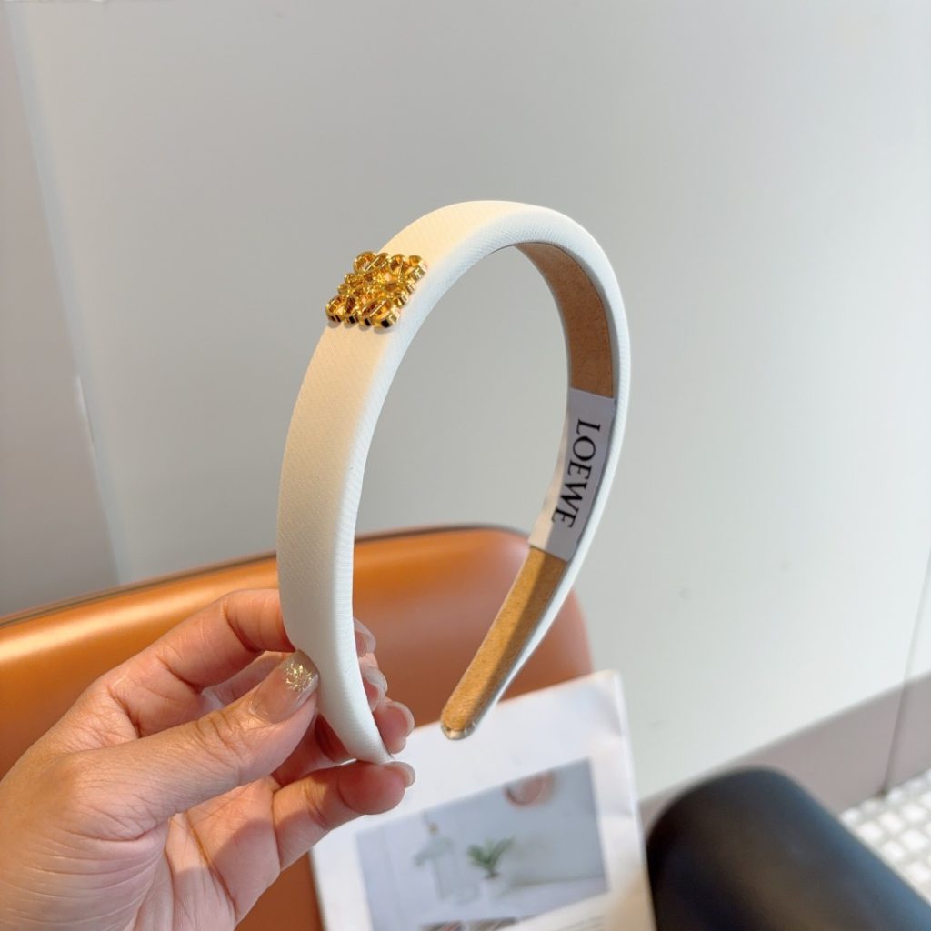 LOEWE ロエベ ヘアバンド 本革 通勤 通学 全2色｜ランチに使いやすい財布・小物を写真で確認