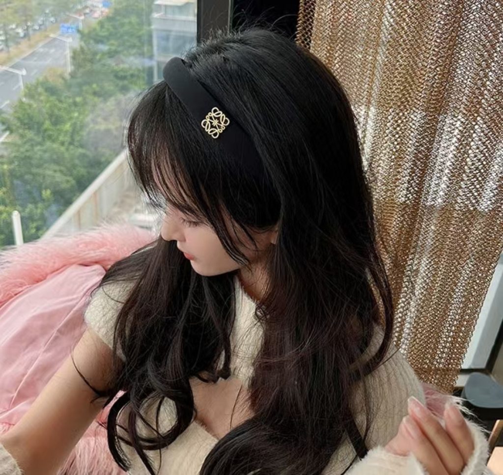 LOEWE ロエベ ヘアバンド シルク ファッション ブランド 2色展開|ランチに使いやすい財布・小物を写真で確認