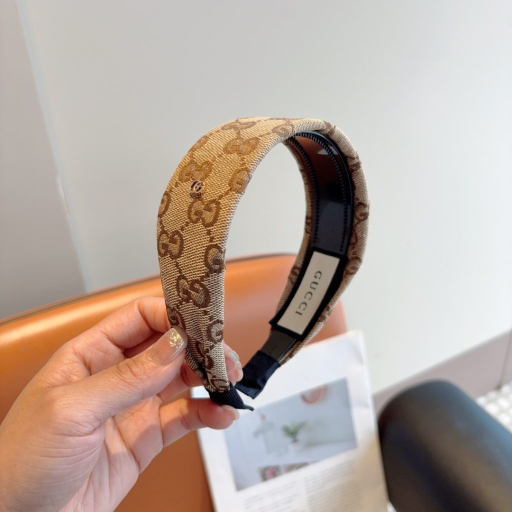 GUCCI グッチ ヘアアクセサリー シルク ブランド ベージュ 全2色 ブランド小物｜通勤の日に毎日に合わせるポイント