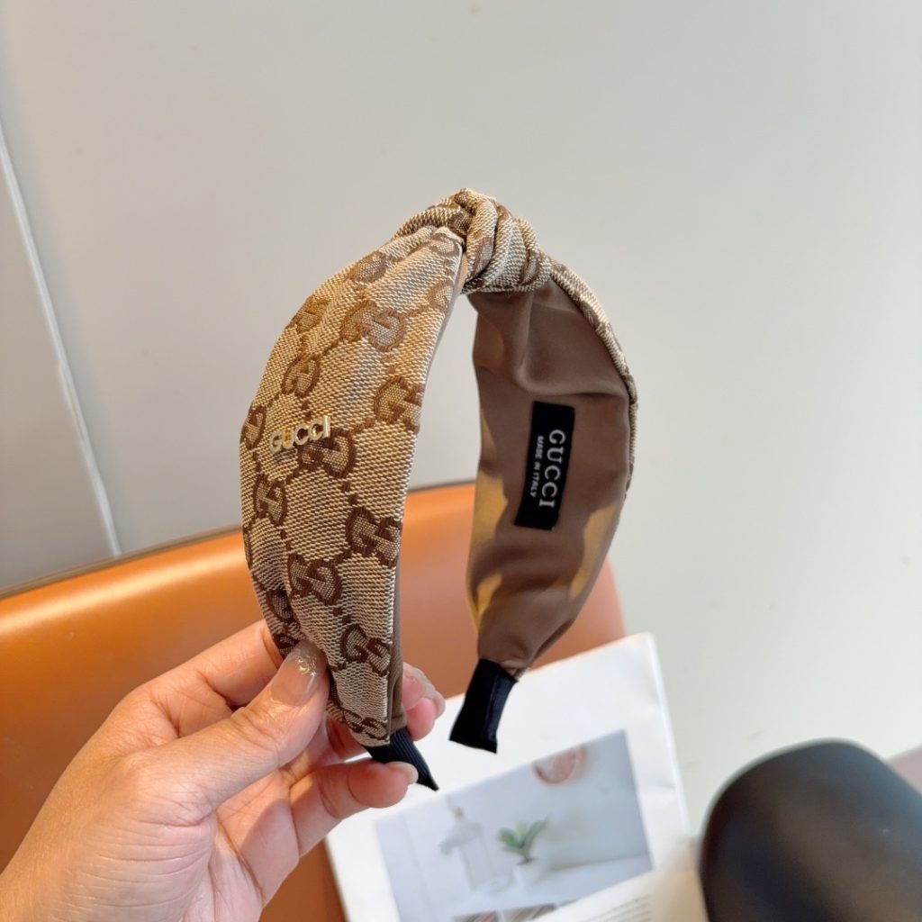 GUCCI グッチ ヘアバンド リボンタイプ プリント ブラック 全2色｜通勤に使いやすい財布・小物を写真で確認