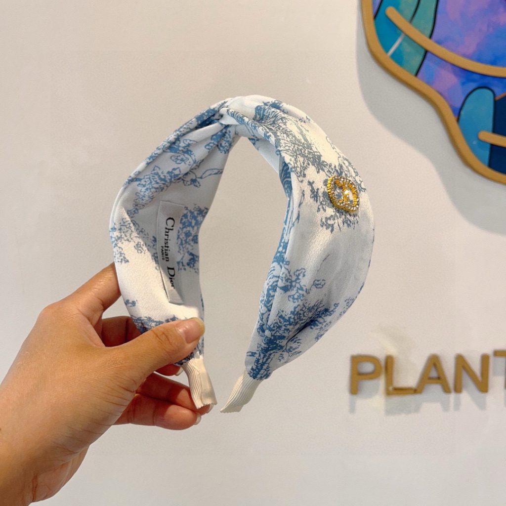 Diorのブランド小物は通勤の荷物でどう見えるか