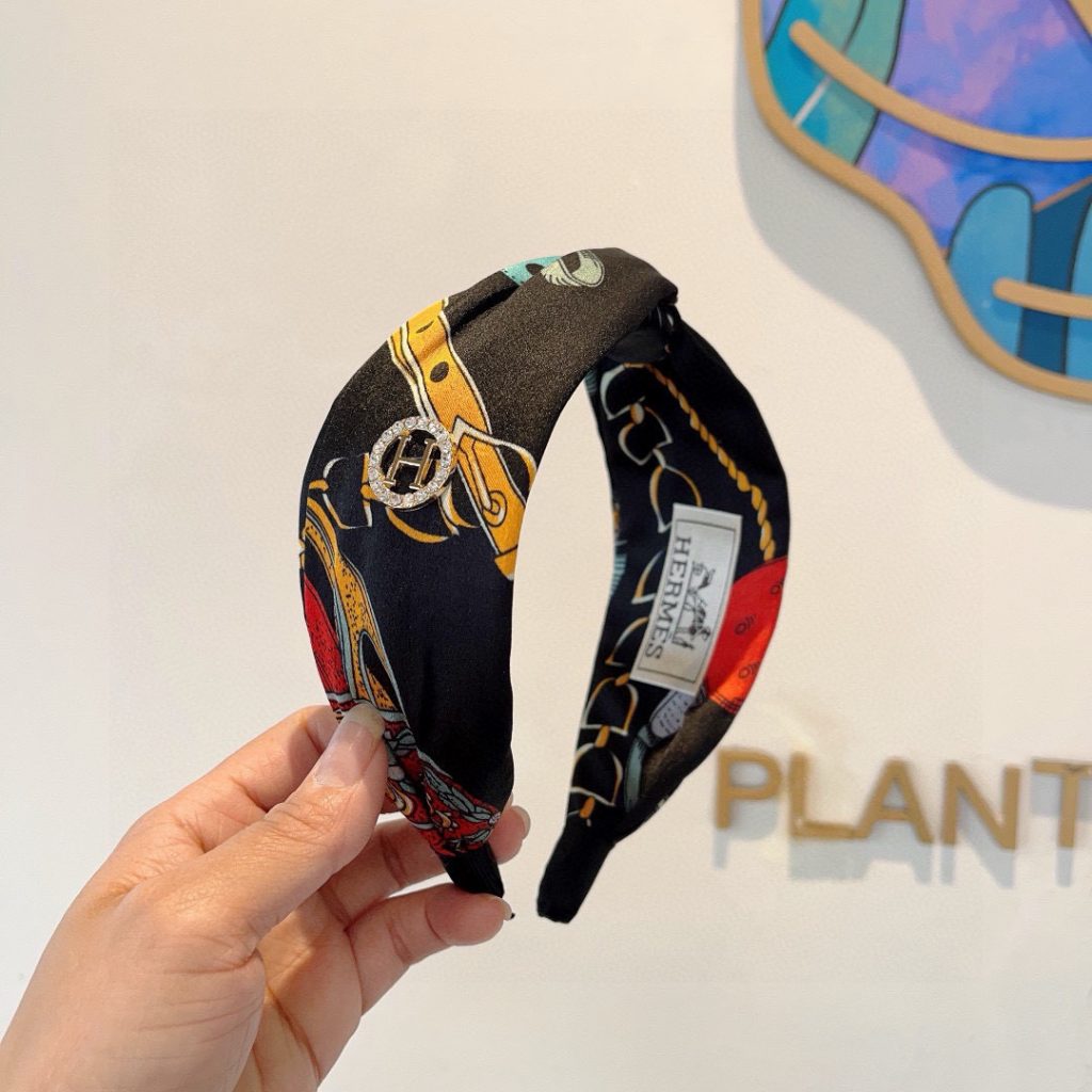 HERMES ラルム ヘアバンド ファッション ブランド ホワイト 黒 ブランド小物｜仕事帰りに使いやすさを写真で整理