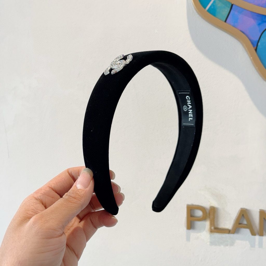 CHANEL シャネル ヘアバンド 本革 ブラック 全2色 ブランド小物｜旅行の日に選ぶ前の確認ポイント