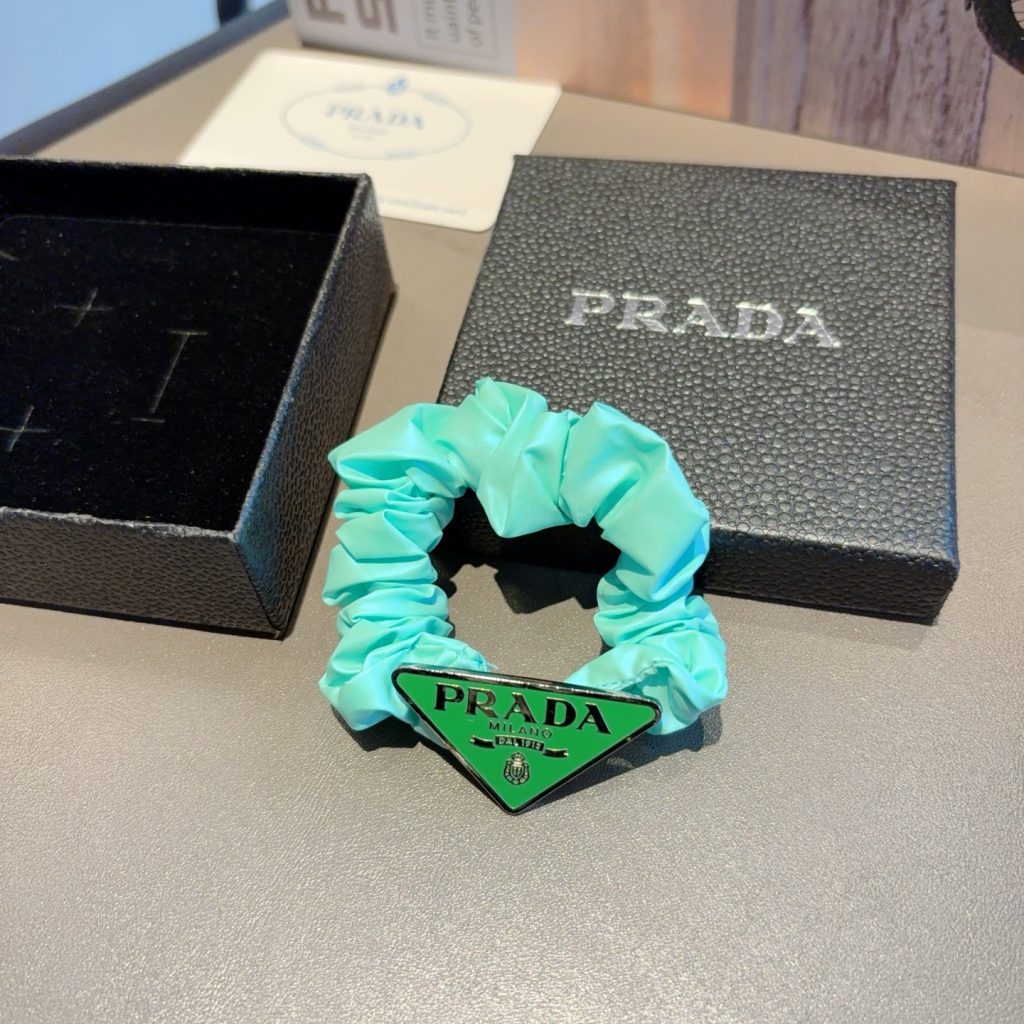 PRADA プラダ ヘアゴム プラダ ミラノ プラダ ロゴ ブランド ブランド小物｜旅行の日に選ぶ前の確認ポイント