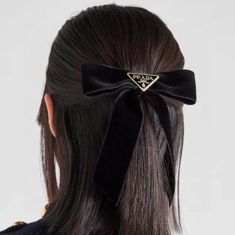 PRADA プラダ ヘアアクセサリー 本革 フラットヘアクリップ ブランド小物|毎日に失敗しにくい選び方