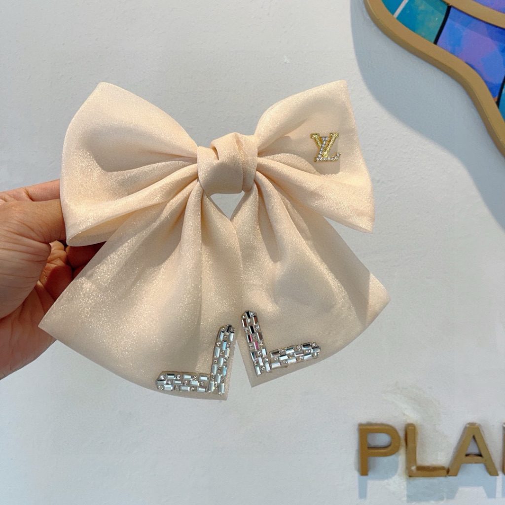 LV ルイ・ヴィトン ヘアアクセサリー ファッション ポニーテール ベージュ|通勤に使いやすい財布・小物を写真で確認