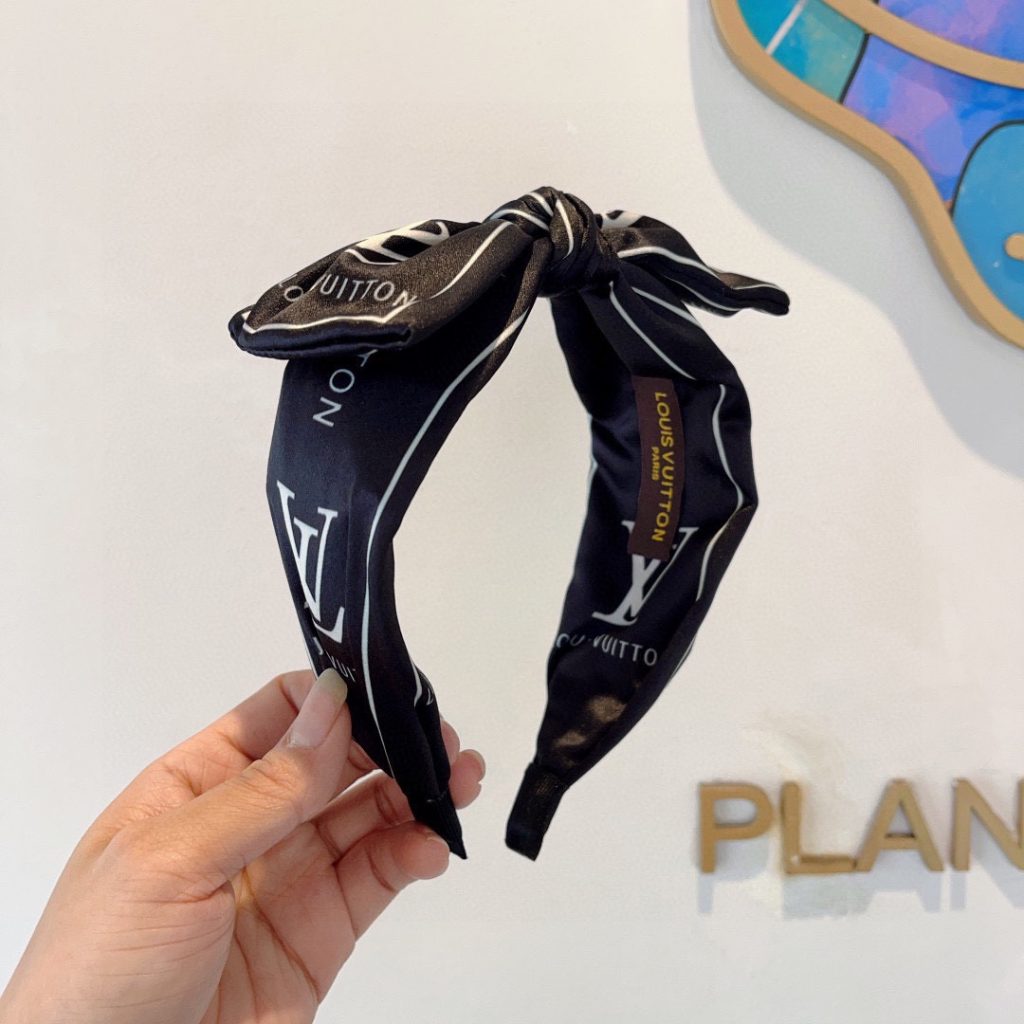 LOUIS VUITTON ルイヴィトン ヘアバンド ロゴ バンド シルク ブラック ブランド小物｜ギフト選びで予算内で見たいポイント