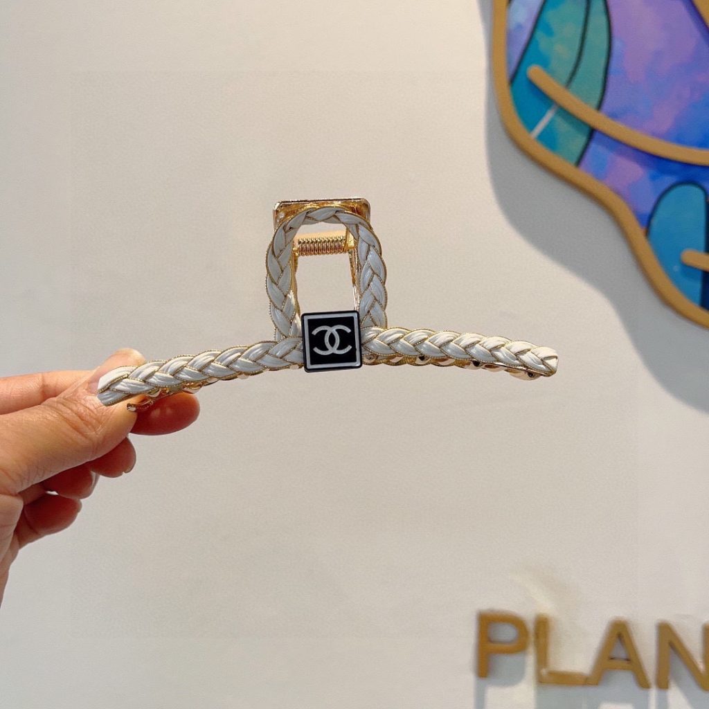 CHANEL シャネル ヘアクリップ ブレイズ ブラック ホワイト ブランド小物｜ギフト選びで予算内で見たいポイント