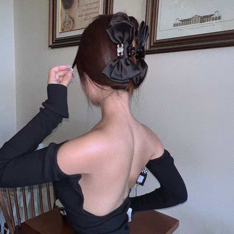食事会で映えるリボンヘアクリップ｜ブラック・ホワイトの写真で見る印象