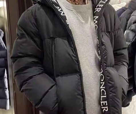 休日で使いやすいMONCLERのジャケットを写真で確認
