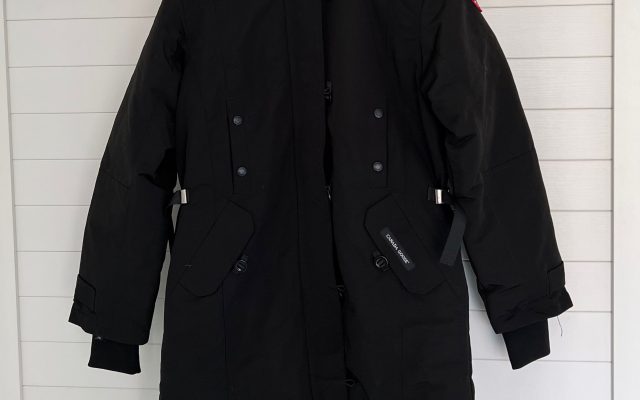 食事会で使いやすいブランドアイテムのジャケットを写真で確認