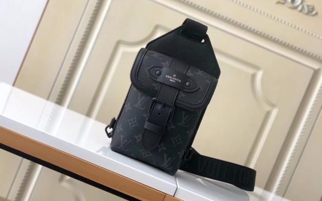 モノグラムが映えるショルダーバッグは日常で使いやすいか